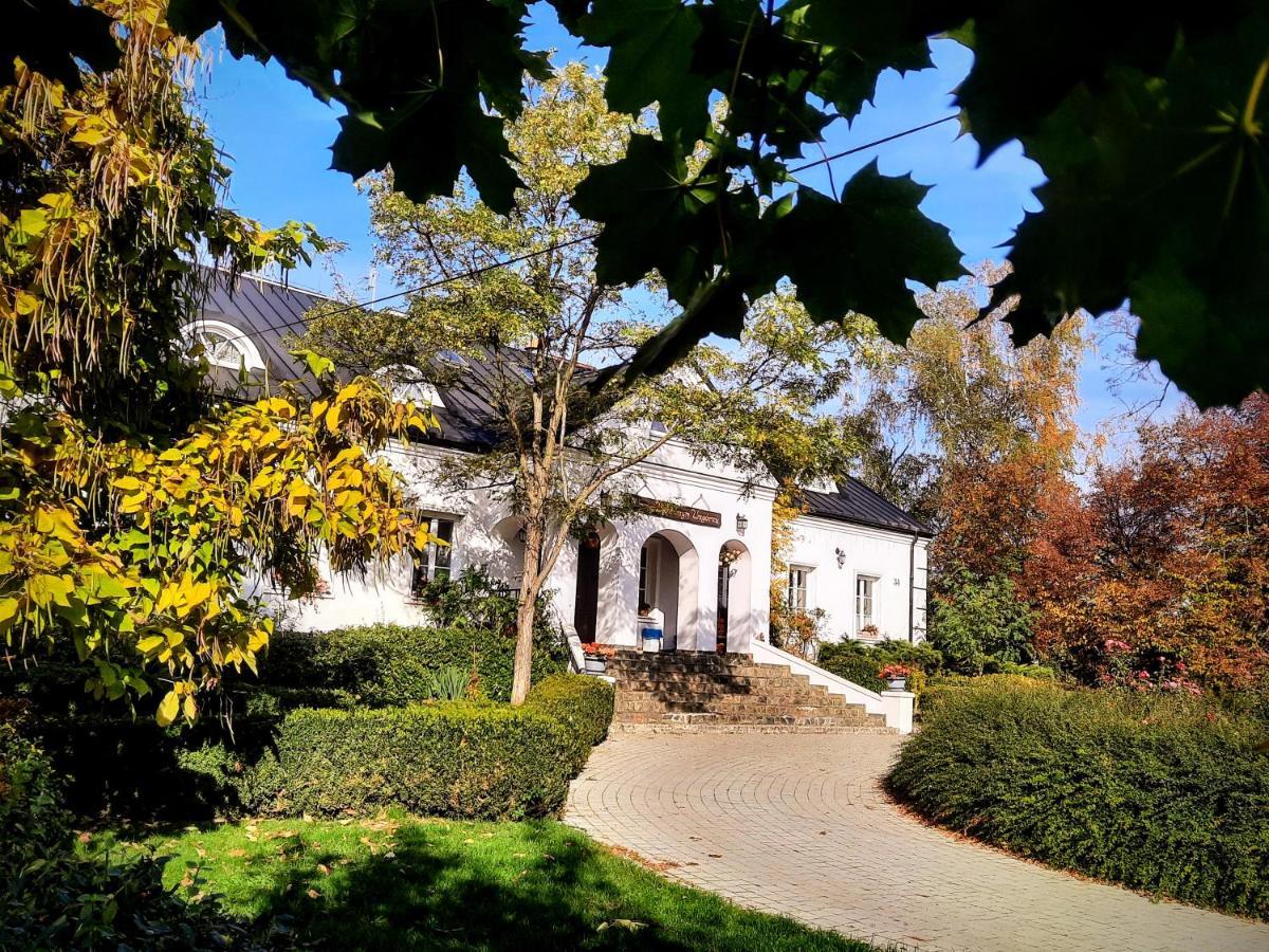 Dwor Na Wichrowym Wzgorzu Bed & Breakfast Przybyslawice Exterior photo